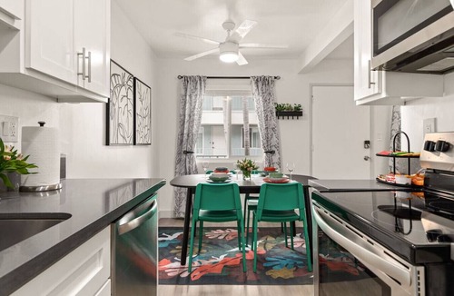 East Village Apartment | East Village Arts District, King Suite w/Sofa Bed