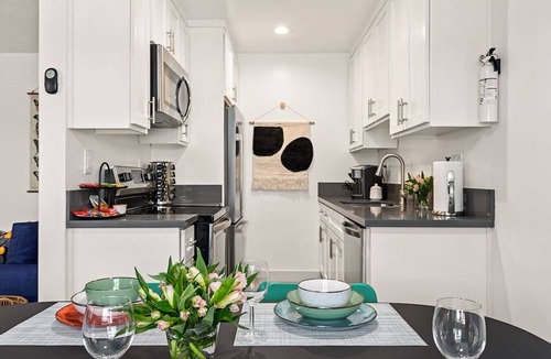 East Village Apartment | East Village Arts District, King Suite w/Sofa Bed