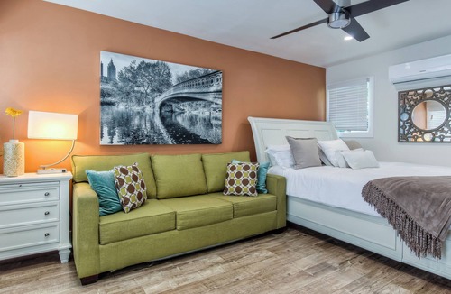 East Village Apartment | East Village Long Beach ✮ Furnished Studio Apartment ✮ WiFi ✮ King Bed