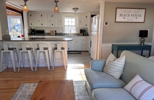 West Dennis House | Easy Walk to West Dennis Beach, AC, Linens, Kayaks & SUP