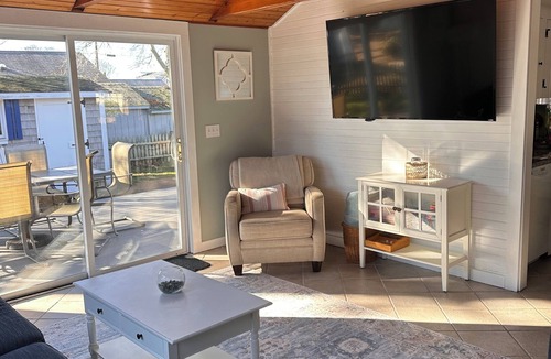 West Dennis House | Easy Walk to West Dennis Beach, AC, Linens, Kayaks & SUP