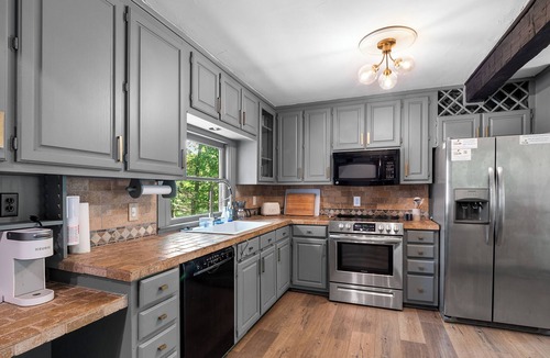 Townley House | Echo Point - Pet-Friendly! Cozy cabin located near Duncan Bridge Marina!