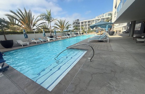 Del Rey Apartment | Electric Blue Abode: Modern Resort Style Amenities