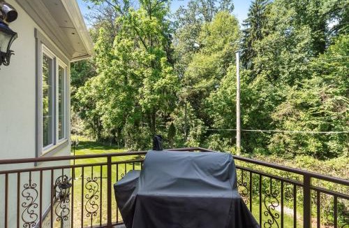McLean House | Elegant 7BR Retreat Cinema BBQ Views