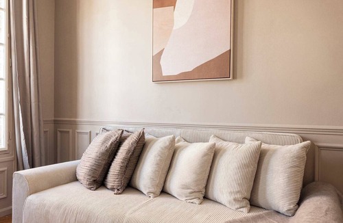 Le Pre-Saint-Gervais Apartment | Elegant air-conditioned apartment with separate bedroom