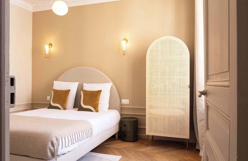 Le Pre-Saint-Gervais Apartment | Elegant air-conditioned apartment with separate bedroom