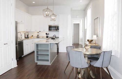 Lower Garden District Apartment | Elegant Historic 1906 2BR Balcony Lower Garden District