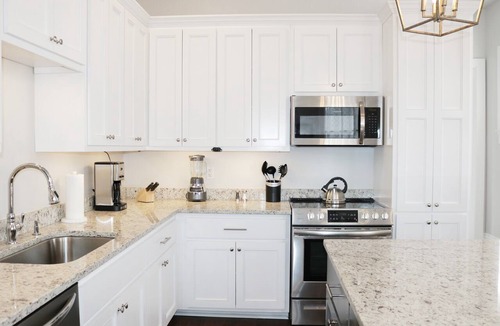 Lower Garden District Apartment | Elegant Historic 1906 2BR Balcony Lower Garden District