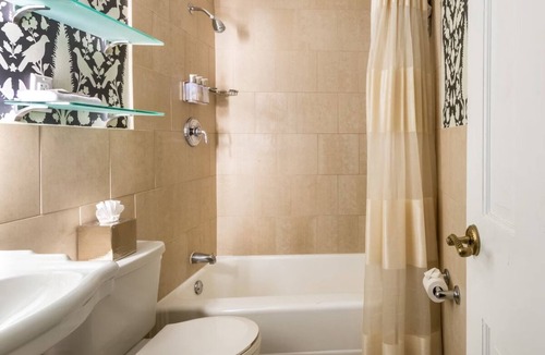 Historic District Hotel | Elegant Historic Flat: Near State House & Naval Academy | Pets Are Allowed