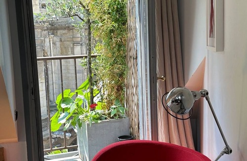 Vivienne Apartment | Elegant suite in the heart of the city with AC, elevator, balcony, and exceptional views