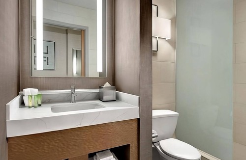 Gateway District Hotel | Elevate 2 Queens at The STRAT Hotel, Casino & Tower
