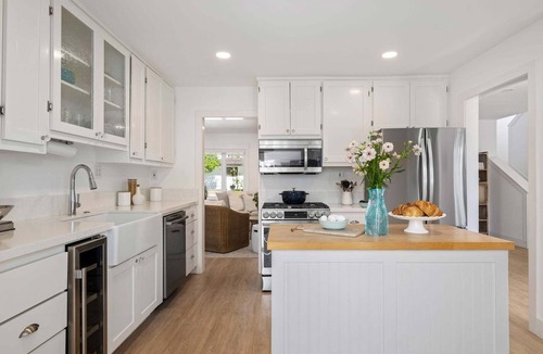 East Mesa House | Elevated Seaside Escape with Charming Interior & Relaxing Outdoor Spaces