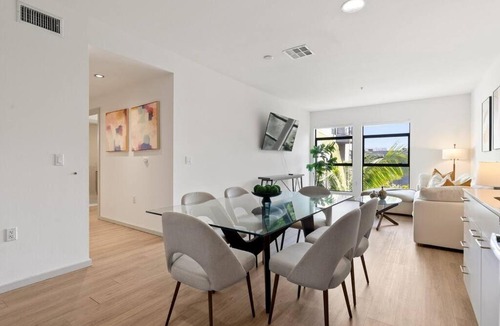 Hollywood Apartment | Emerald Ridge - Luxe Hollywood Walk of Fame