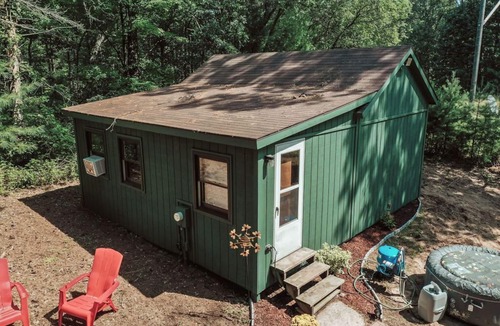 Arkdale Cabin | Enchanting bee inspired 2-bedroom cabin in Arkdale