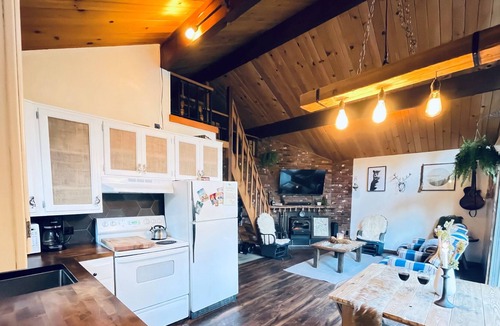Springville Cabin | Enchanting Tree House with Hot-Tub in Sequoia National Forest/ Monument