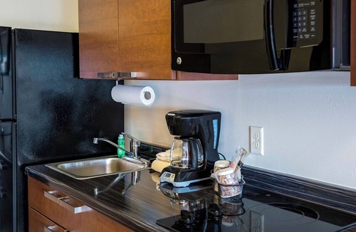 La Vista Hotel | Enjoy 2 Twin Units w/2 Queen Beds Each – Minutes to Omaha Zoo, Parks & Dining