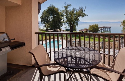 Nice Condo | Enjoy Clear Lake with the family in this resort 2BD condo with resort boat dock
