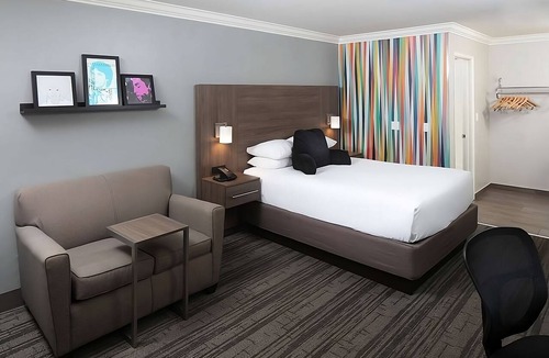 Temecula Hotel | Enjoy the California Sunshine! Nature Escape in Signature Temecula! Free Parking
