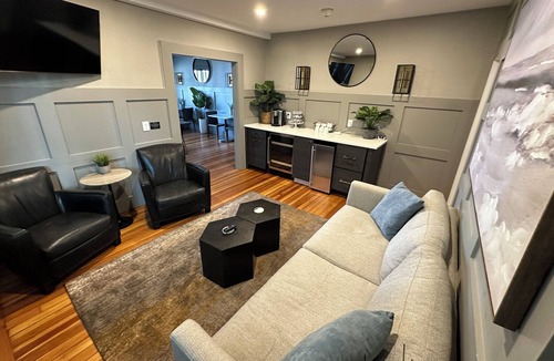Newport House | Entire Modern 7 Unit 7 Bath Boutique Inn on historic Pelham St. in downtown Newport