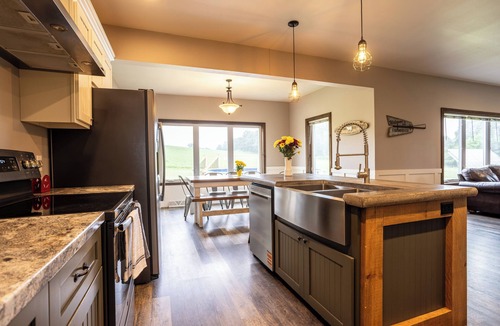 Wisconsin Dells House | Epic 6BR w/Movie Theater + Goats + Dock Access