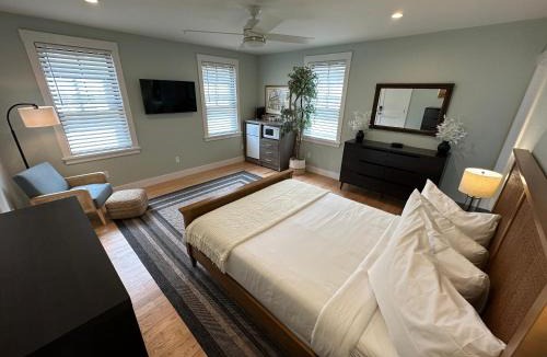 Yachting Village House | Epic Downtown Newport location w Parking