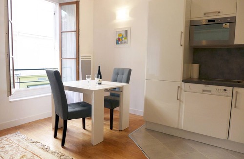 Ternes Apartment | ETOILE, LIVELY, FRESH MARKET, 30–60 days ahead? Ask for a private offer. PON-VAp