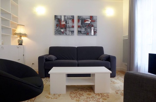 Ternes Apartment | ETOILE, LIVELY, FRESH MARKET, 30–60 days ahead? Ask for a private offer. PON-VAp