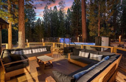 Evergreen Estates House | Evergreen -LUXURY CABIN WITH A HOT TUB, GAME ROOM & 3 EN-SUITE BEDROOMS!