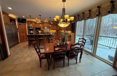 Neenah House | Executive 4 Bedroom Home/Close to NFL Draft in Green Bay & EAA event in Oshkosh