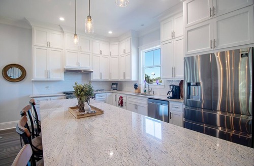 Pass Christian House | EXPANSIVE PORCH-Gulf Breezes-Beach Views & Gorgeous Oak tree