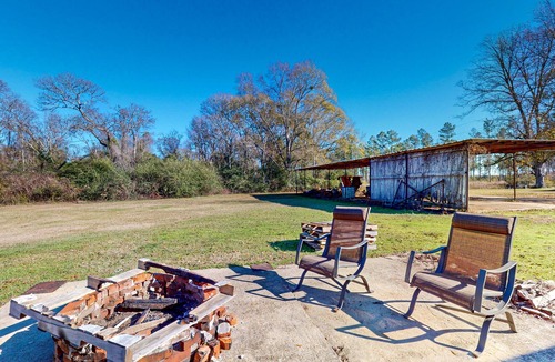 Magnolia House | Expansive property with two homes, ponds, pool, game tables, & hiking trails