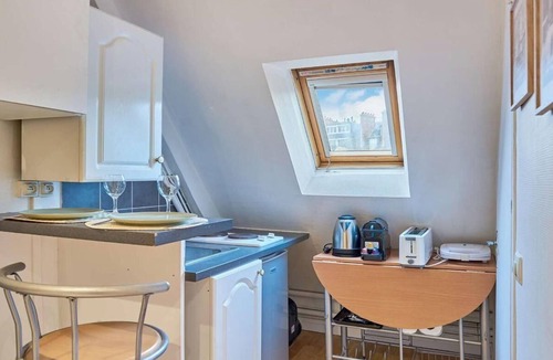 Quartier de la Plaine-de-Monceaux Apartment | EXPERIENCE AUTHENTIC PARISIAN LIVING NEXT TO CHAMPS ELYSEES