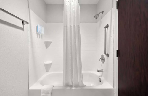 South Baton Rouge Hotel | Experience Proximity to Downtown Baton Rouge in This Quiet, Well-Located Retreat