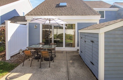 Brewster House | Exquisite Ocean Edge Townhouse With Pool Amenities