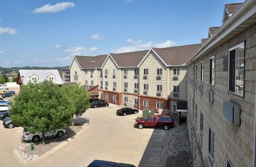 Onalaska Hotel | Extended Stay Queen Suite w/Kitchen & Pool | 5mi to Onalaska Omni Center
