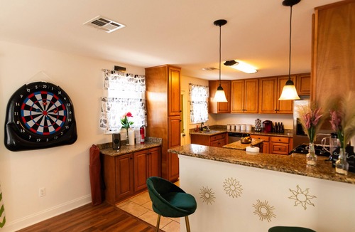 Gentilly House | Extravagant Home! FREE Off st parking! Games! Jacuzzi tub!
