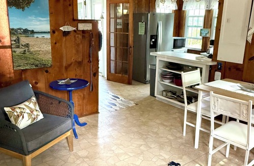 Wareham Center Cottage | Fabulous 2-bedroom Waterfront Cottage in Hamilton Beach, the perfect getaway