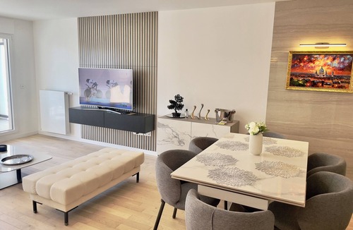 Les Puces de Saint-Ouen Apartment | Fabulous 3BR Apt at the doors of Paris, view on Sacre Coeur, parking, WiFi A/C