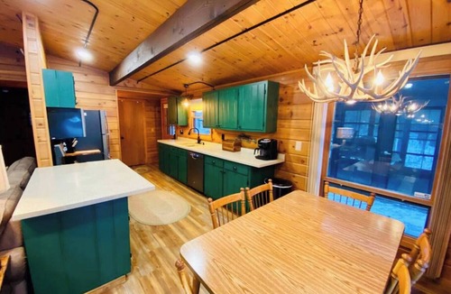 Manitowish Waters Cabin | Fabulous stay in fun Manitowish getaway (+Pontoon)