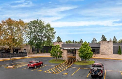 Mishicot Hotel | Fairway Inn and Suites, an Ascend Collection Hotel