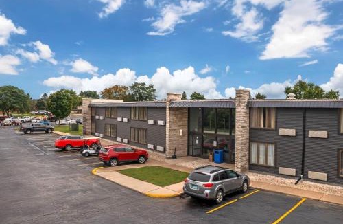 Mishicot Hotel | Fairway Inn and Suites, an Ascend Collection Hotel