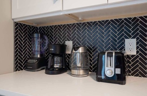 Somerville Apartment | Family/Business | Yard + BBQ + Parking | Game Room