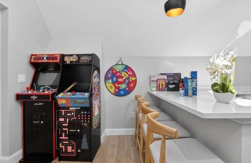 Somerville Apartment | Family/Business | Yard + BBQ + Parking | Game Room