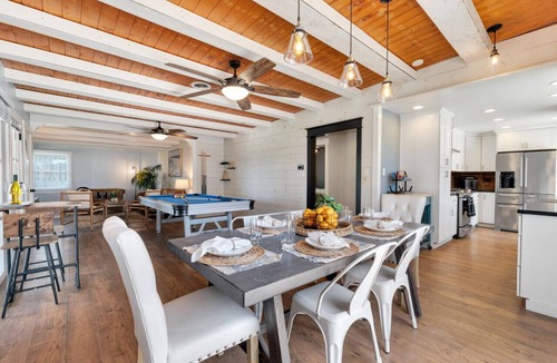 Camarillo House | Family Farmhouse, Hot Tub, Putting Green, Pool Table, Kids Barn, Fireplace,Bistro Lights