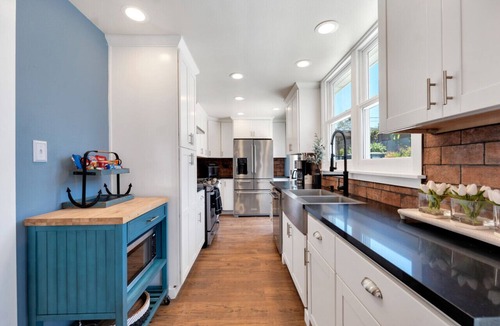 Camarillo House | Family Farmhouse, Hot Tub, Putting Green, Pool Table, Kids Barn, Fireplace,Bistro Lights