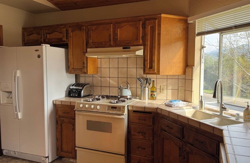 Three Rivers House | Family Friendly 3-bedroom house in lovely Three Rivers with AC