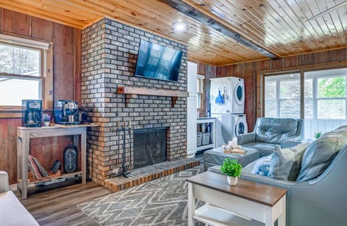 New Lisbon House | Family-Friendly Cabin Getaway On Castle Rock Lake Space to Relax & Play