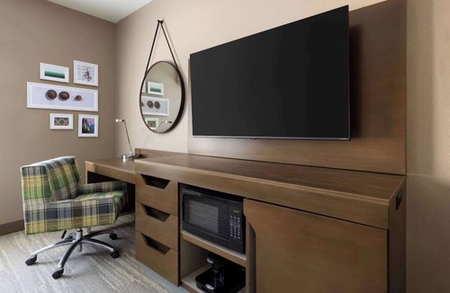 Oakhurst Hotel | Family-Friendly Escape with Stunning Views, Pool, Hot Tub & Breakfast!