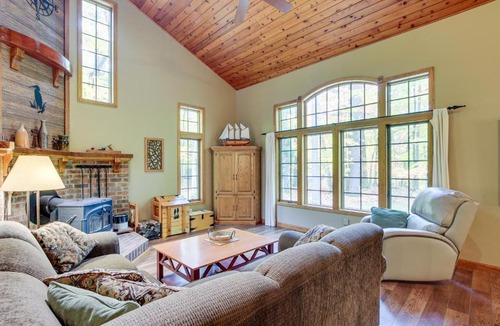 Sturgeon Bay House | Family-Friendly Home in Sturgeon Bay w/Backyard