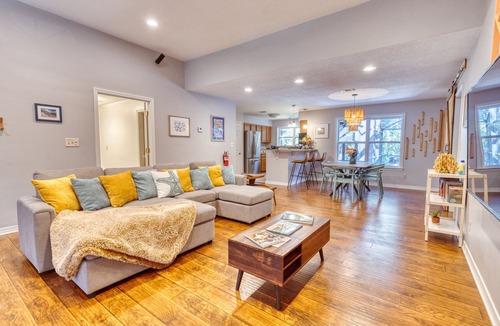 Ocean Springs House | Family-friendly Retreat! Screened-in, Heated Pool a mile from the Gulf of Mexico